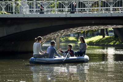 852176 Afbeelding van Melanie, Mathhijs, Anna en Hester, bewoners van een huis aan het Hiëronymusplantsoen te Utrecht, ...